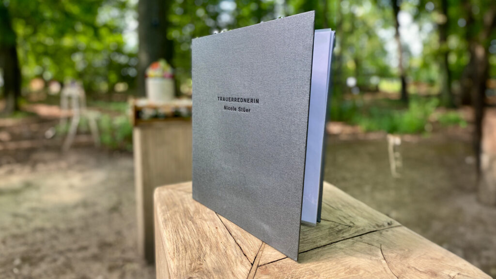Trauerrednerin Nicole Stüer | Was kostet eine trauerrednerin oder ein